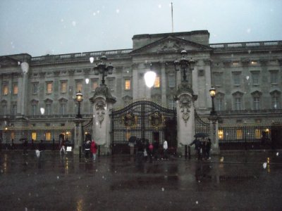 Buckingham Palace v dešti